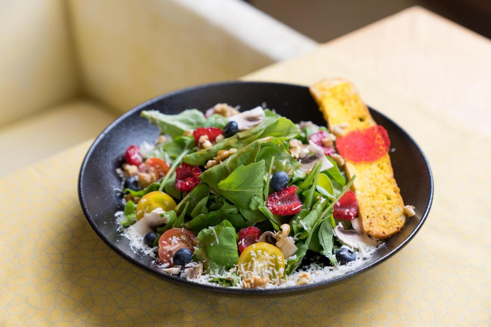 Marina Hotel Κουβέιτ Εξωτερικό φωτογραφία A salad at the restaurant