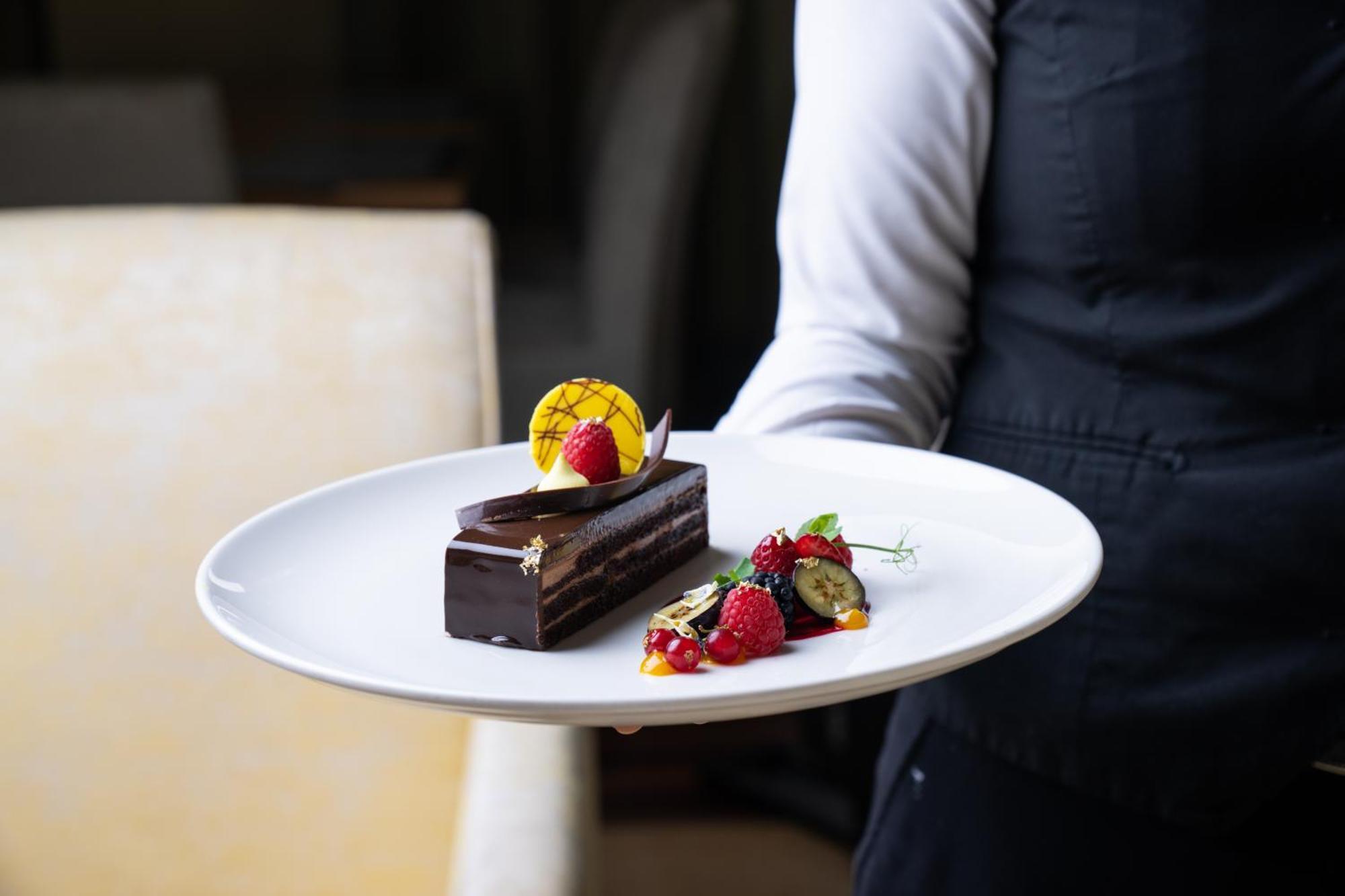 Marina Hotel Κουβέιτ Εξωτερικό φωτογραφία A waiter serving dessert