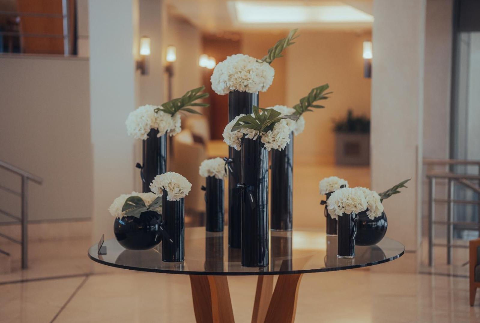 Marina Hotel Κουβέιτ Εξωτερικό φωτογραφία Flower arrangement at the entrance of the hotel